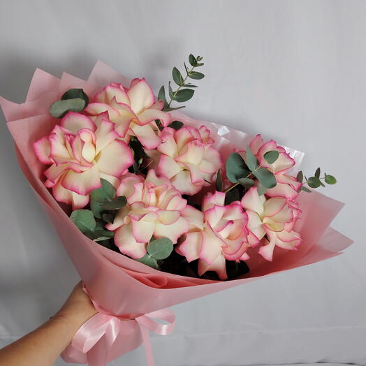 💞 Пышный букет "PERVOЦВЕТ" из французских роз и эвкалипта в стильной упаковке