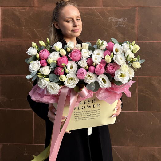 Большая коробка цветов из пион розы Silva pink и с стойким лизиантусом/эустома сорта Алиса вайт