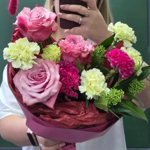 Букет с пионовидной розой, целозией и скимией