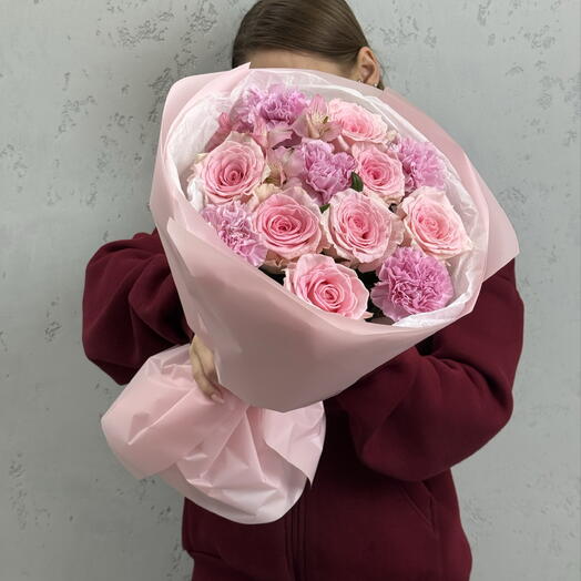 Розы, гвоздики и альстромерия