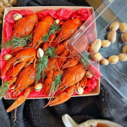 Коробочка с раками и фисташкой