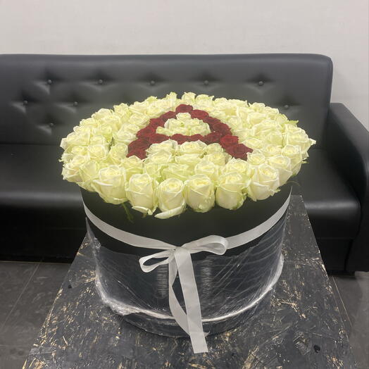 Белые розы в черной коробке с буквой️️️