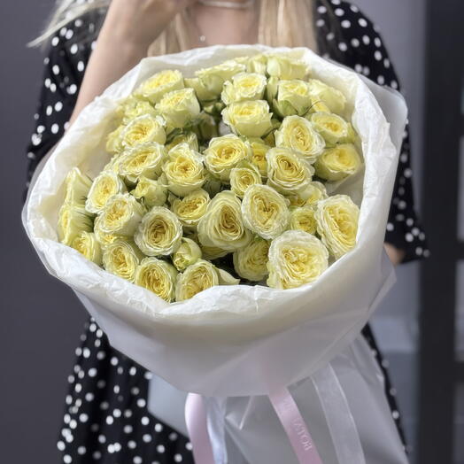 Букет белых кустовых роз
