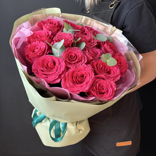 Малиновый розы с эвкалиптом