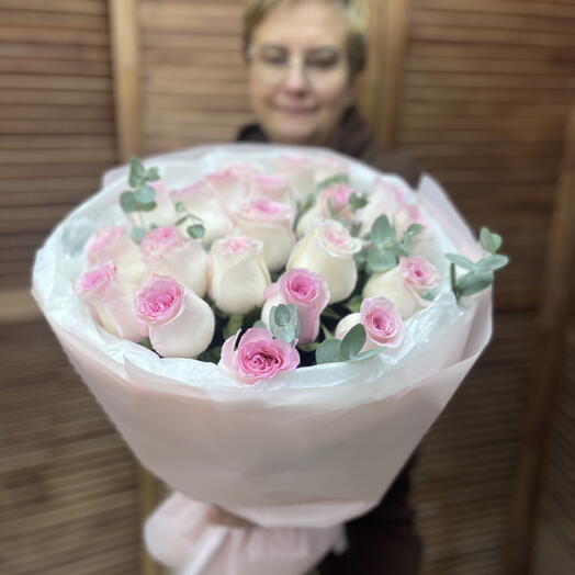 Букет розовых роз с эвкалиптом