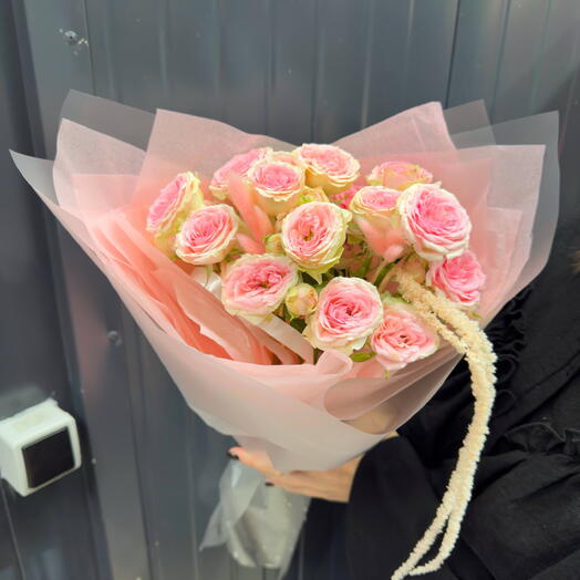 Розы в 👛дизайнерской упаковке с амарантом