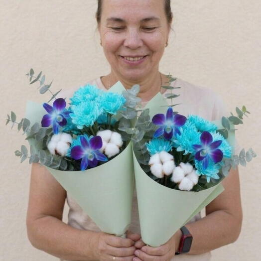Букет из космического дендробиума эвкалипта хлопка и хризантем