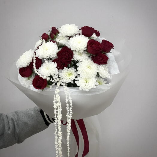 Букет из кустовых роз и хризантемы