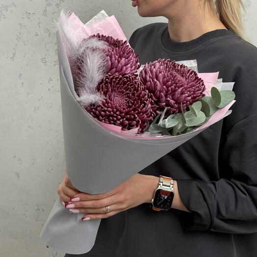 3 хризантемы Бигуди с перьями букет