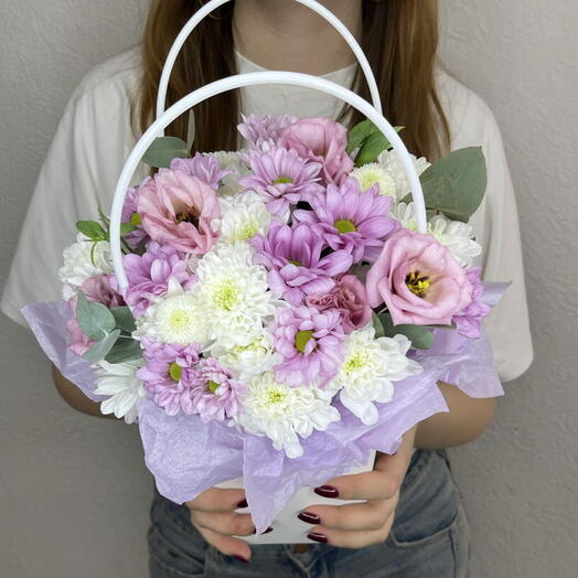 В сиреневом композиция в сумочке из цветов 💐