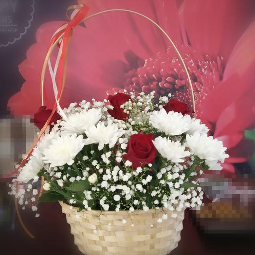 Cesta de rosas y crisantemos