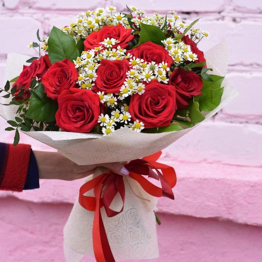 Bouquet of red roses with daisies