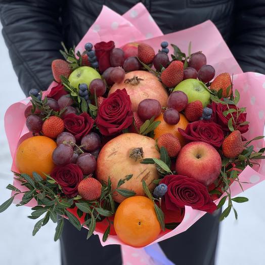 A bouquet of pomegranate, orange and Red roses