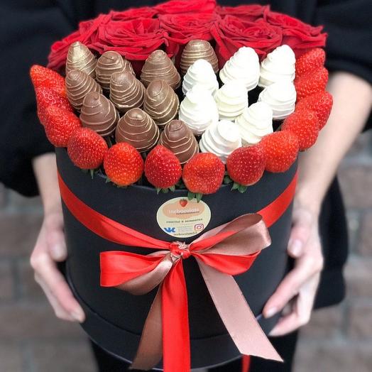 Fresas y flores en una Caja de sombreros