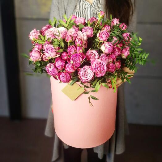Кустовая роза в коробке