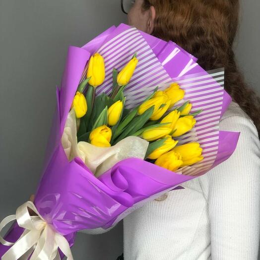 15 желтых тюльпанов