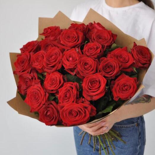 Ramo de rosas rojas en la elaboración