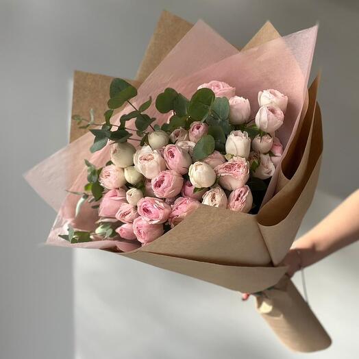 Букет пионовидных кустовых роз сорта Mansfield Park