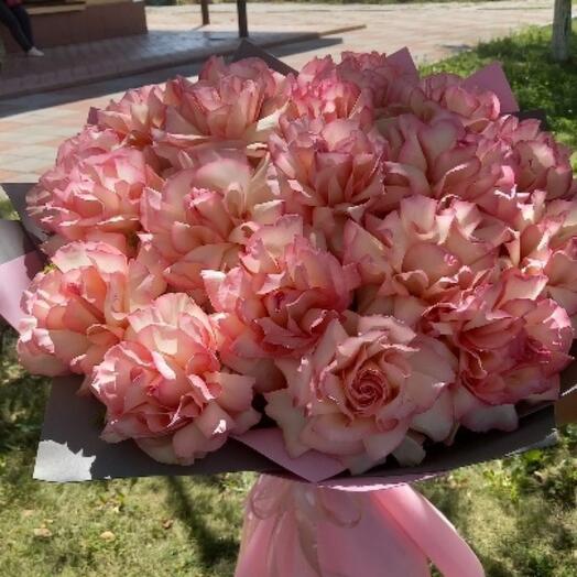 Букет роз пионовидных