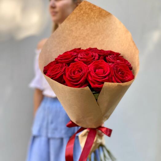 15 красных роз см в крафтовой упаковке