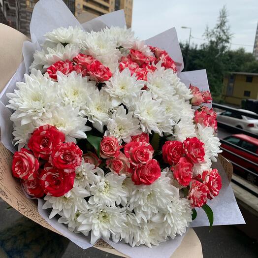 Ramo de rosas y crisantemos