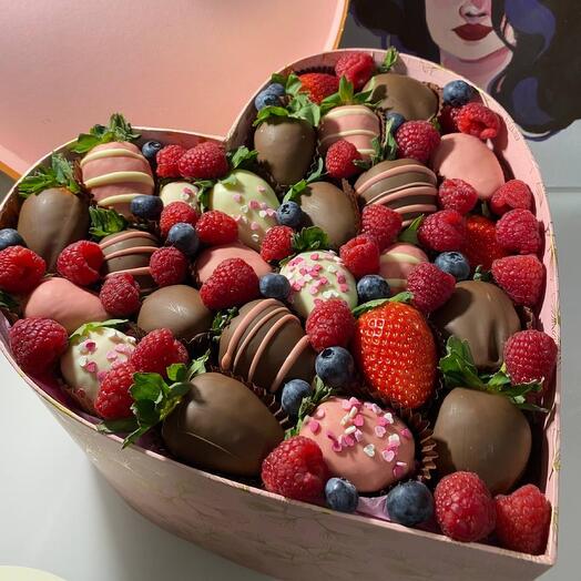 Composición de fresas en chocolate corazón con arándanos y frambuesas