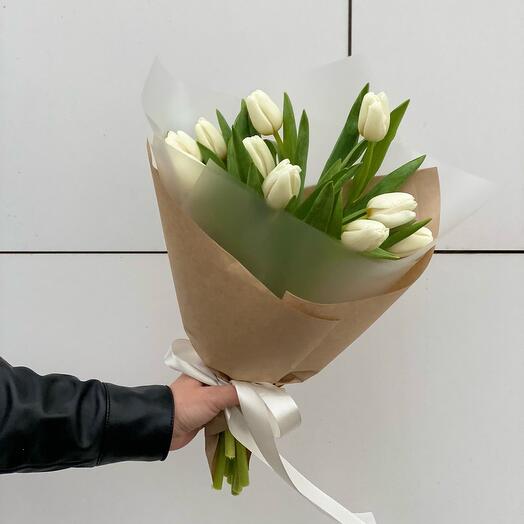 Букет белых тюльпанов в крафте
