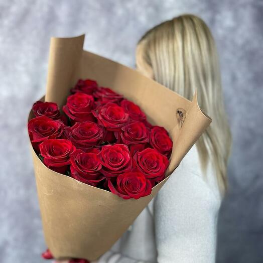 Elegante Monobook de 15 rosas rojas en un elegante paquete