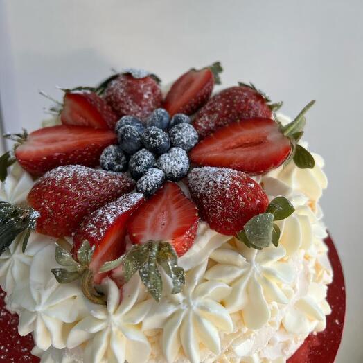 Pastel de merengue con bayas frescas