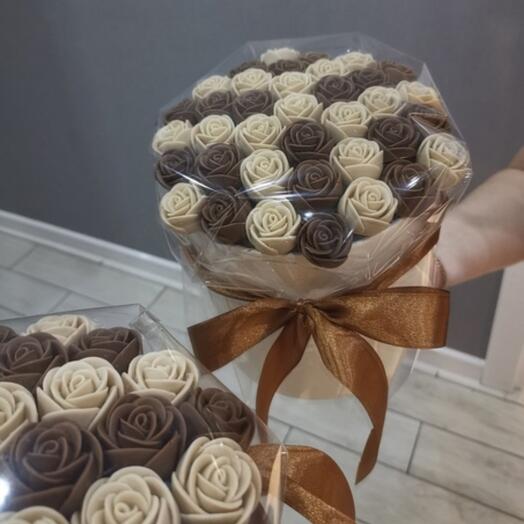 Шоколадные розы в коробке