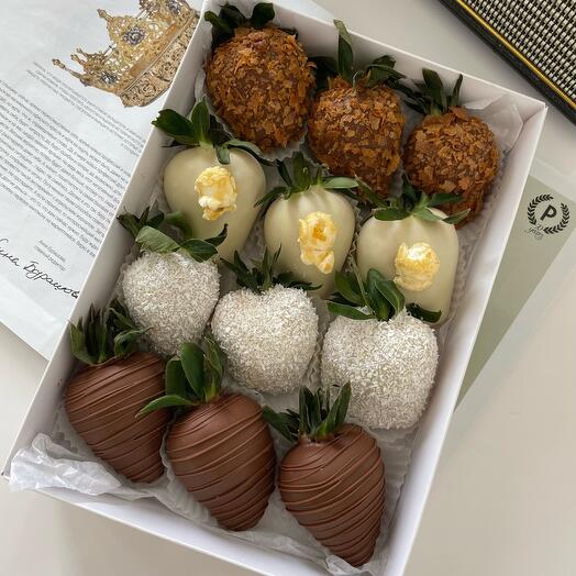 Клубника в шоколаде «Карамель» - 12-15 шт / девушке