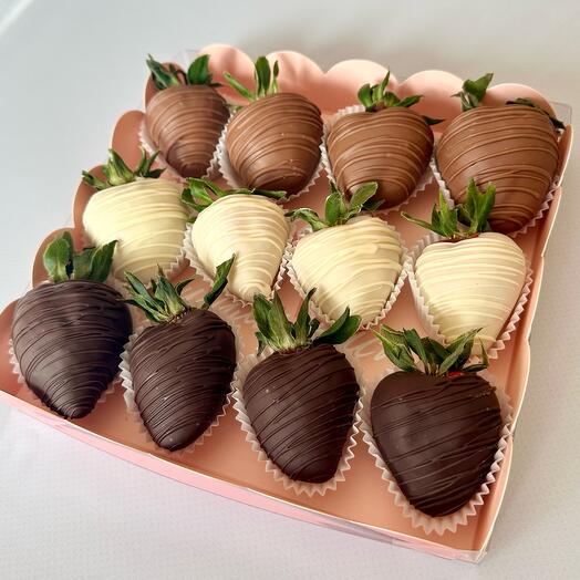 Fresa en chocolate "Tres chocolates"