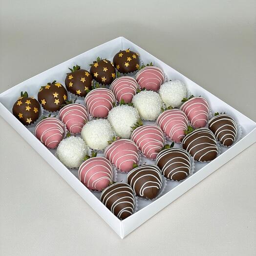 Клубника в шоколаде в белой коробке номер 17