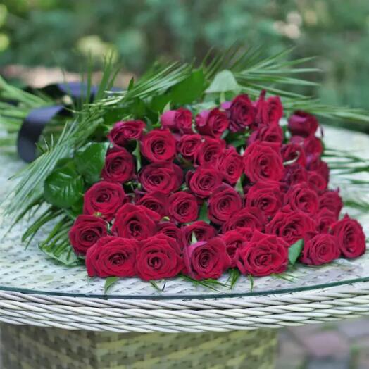 Ramo de 50 Rosas Bajo cinta Negra