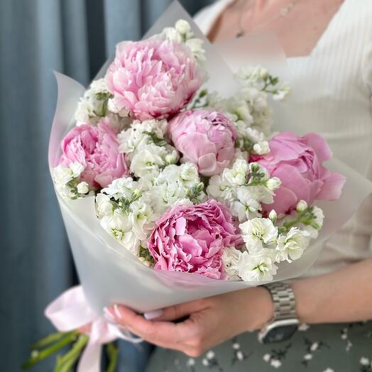 Букет из пионов и белой маттиолы PEONY183
