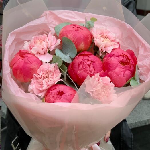 Ramo con peonías de Coral y Dianthus