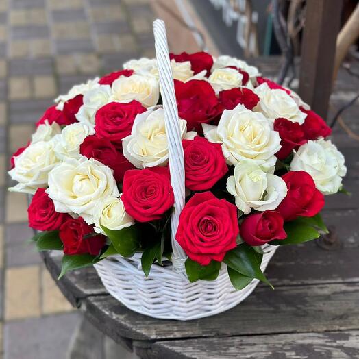 Яркая корзина с розами🌸