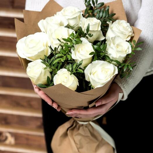 9 rosas blancas de Ecuador con vegetación