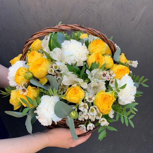 Корзина с пионовидными розами, альстромерией, гвоздиками, ваксфлауэром, эвкалиптом и декоративной зеленью