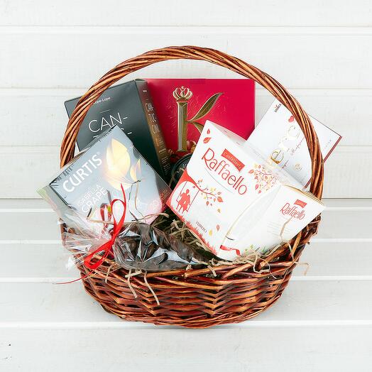 Сладкая корзина с чаем, букет из конфет