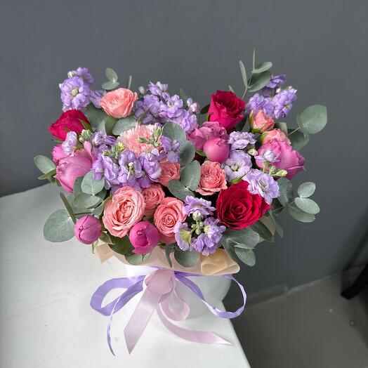 Ароматная маттиола и кустовые пионовидные розы шляпной коробке (00050002)