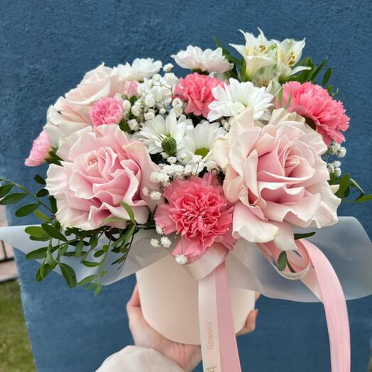 A delicate composition with French roses in a box