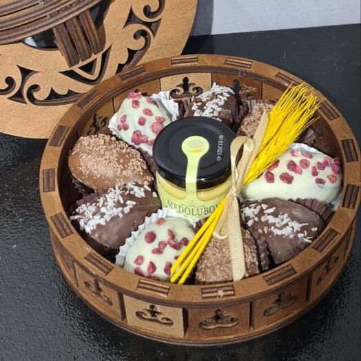 Шкатулка Юрта с финиками в шоколаде