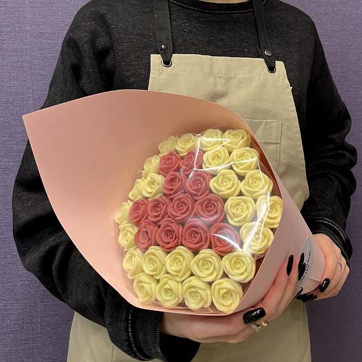 Сердце из 37 шоколадных роз композиция