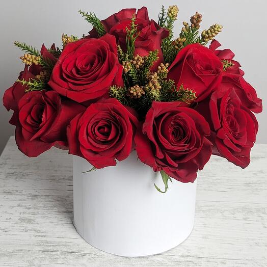 Red roses in the white hat box