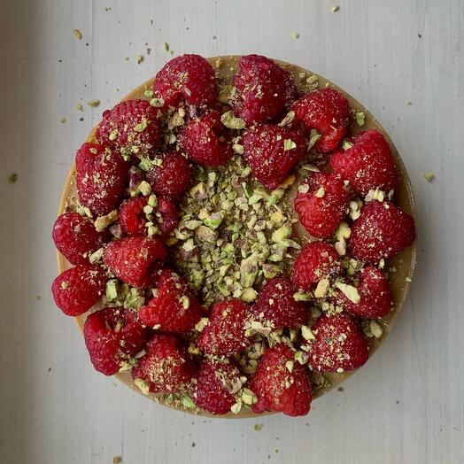 Pistachio midi cheesecake with raspberries