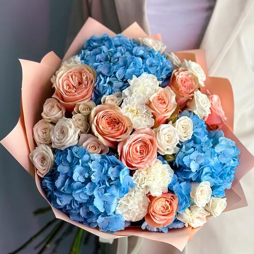 Delicate bouquet in beige with peony-shaped roses and blue hydrangea