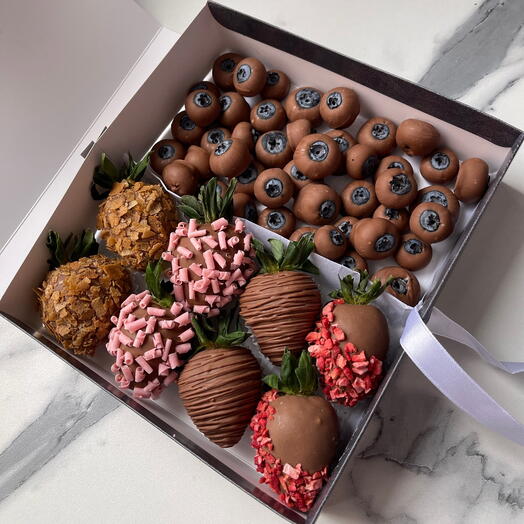 Клубника и голубика в бельгийском шоколаде Callebaut