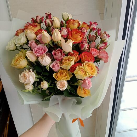 Букет из кустовых роз