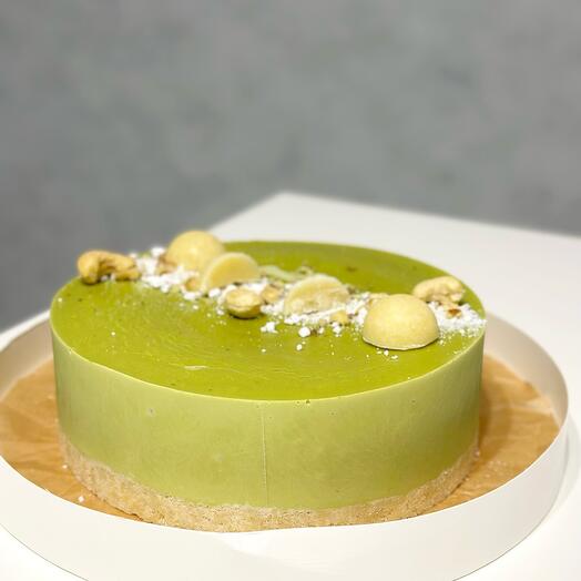 Raw-vegan торт без сахара, глютена и лактозы "Лайм и базилик с клубничным конфи внутри"